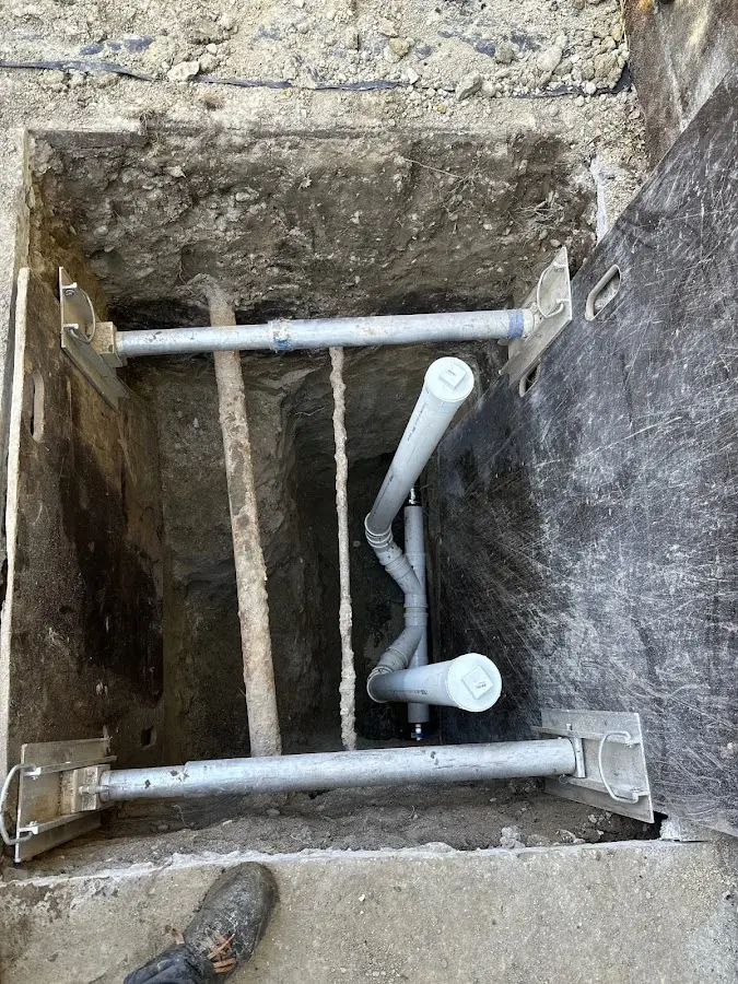 Experienced plumber completing Drain Cleaning work in Bolivar